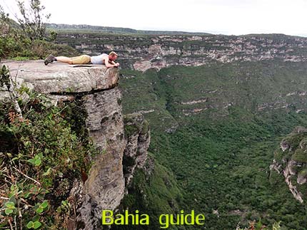View atop the 380m high Fumaça waterfalls Reisen mit Ivan Bahia Reiseleiter, um das Beste im Chapada Diamantina Nationalpark (Brasilianischer Grand Canyon) von Brasilien zu entdecken.