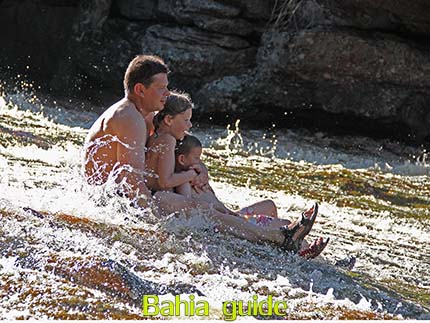 Family fun at the Ribeirão do Meio Waterfalls near Lençois Reisen mit Ivan Bahia Reiseleiter, um das Beste im Chapada Diamantina Nationalpark (Brasilianischer Grand Canyon) von Brasilien zu entdecken.